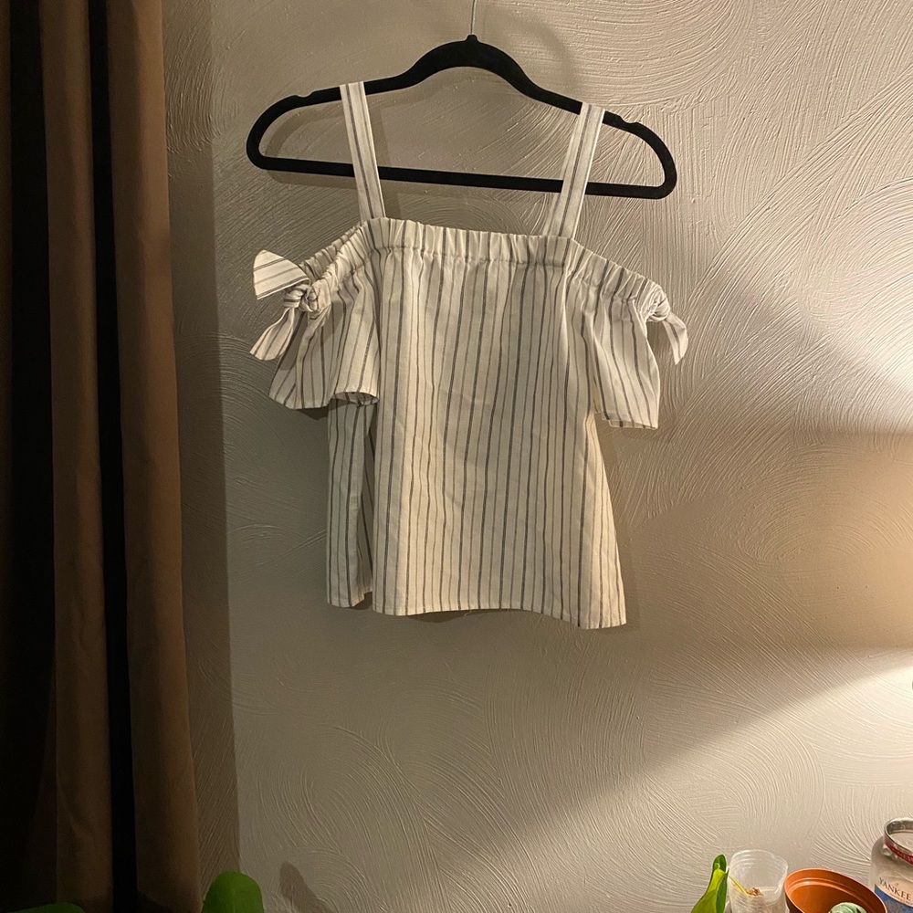 Cold shoulder top. Darling now detail